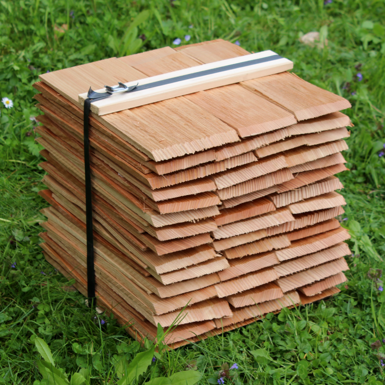 Gestapelter Bund Holzschindeln aus Lärche 30 cm mit 45° Fase
