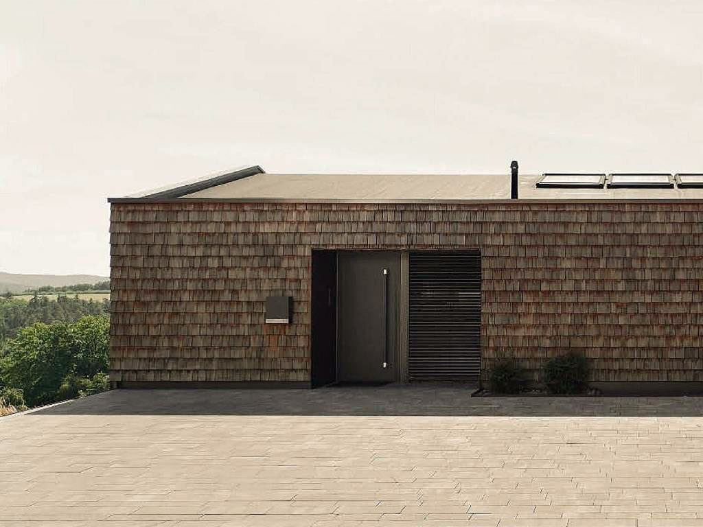 Modernes Kundenprojekt mit Holzschindel-Fassade und klarer Architektur